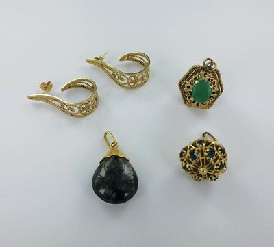 un ensemble de quatre bijoux dorés et noirs