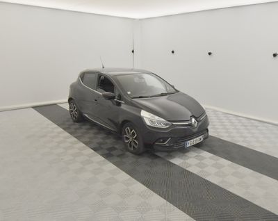 une voiture grise garée dans un garage au sol en damier