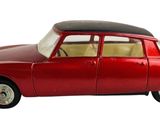 petite voiture rouge sur fond blanc, avec un fond blanc