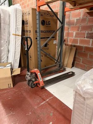 une pile de matelas et une palette dans un entrepôt