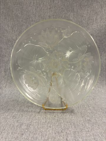 Plat circulaire en verre moulé décor floral. Diam : 35