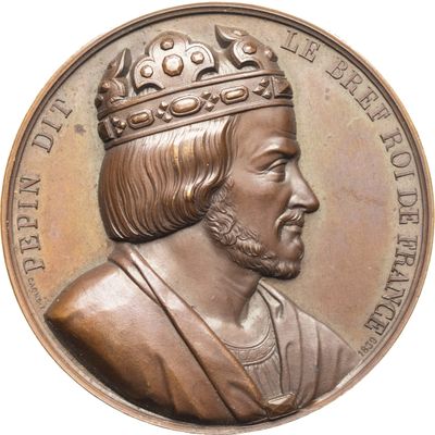 une image montrant un gros plan d'une médaille de bronze surmontée d'une couronne