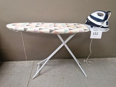 une table à repasser et un chapeau posé sur un support