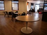 une pièce avec une table et des chaises