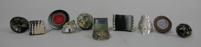 11 bagues en métal argenté. Principalement souvenir de voyag…