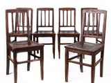 quatre chaises en bois sont alignées sur un fond blanc