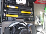 une boîte à outils posée par terre dans le garage