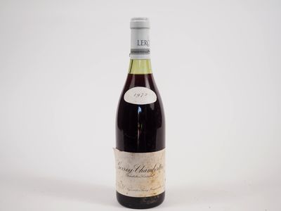 la bouteille de vin est posée sur une surface blanche