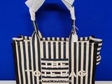 un sac fourre-tout rayé noir et blanc posé sur une table