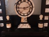 une horloge posée sur une table