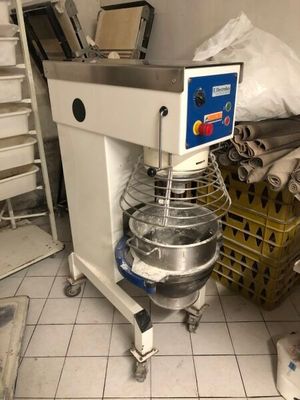une machine placée au milieu d'une pièce