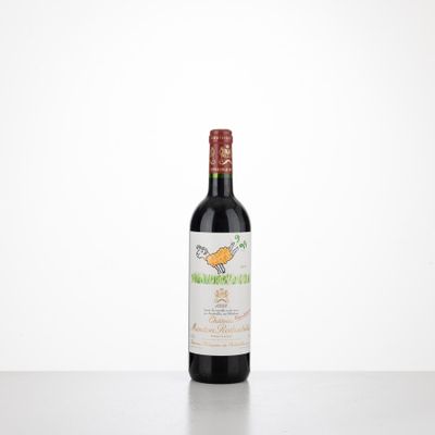 une bouteille de vin rouge posée sur une table