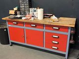 une image d'un établi dans un garage