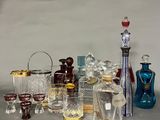 un grand nombre d'objets en verre posés sur une table