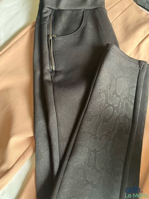 Les pantalons sont alignés et prêts à être cousus
