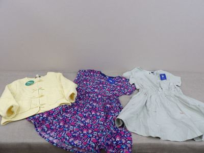 deux robes et une chemise posées sur un lit