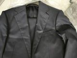 un costume posé sur une table à côté d'une boîte