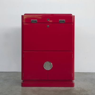 une armoire rouge surmontée de deux tiroirs