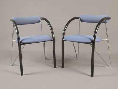 deux chaises bleues avec des pieds chromés et une assise bleue