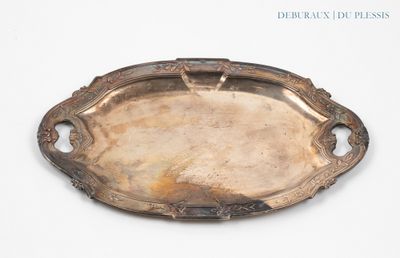 un plateau en argent posé sur une table
