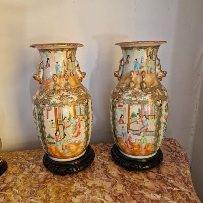 deux vases posés sur une table