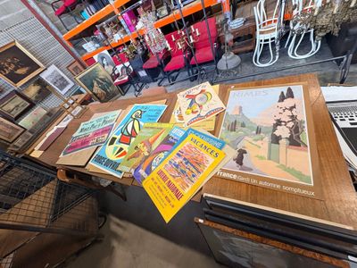 beaucoup de livres sur une table dans un magasin