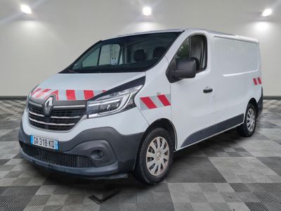 une camionnette blanche à rayures rouges et blanches garée sur un sol en damier