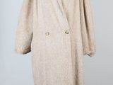 une photo d'un manteau beige sur un présentoir pour mannequin