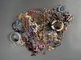 une pile de bijoux assortis sur une table