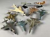 tout un tas de petits avions en jouet posés sur une table