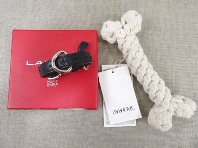 un os pour chien avec une corde et une médaille à côté