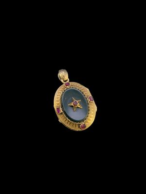 un gros plan d'un pendentif en or orné d'une étoile