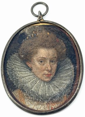 portrait d'une femme en robe blanche à col à volants