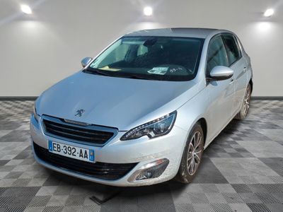 la voiture argentée est garée dans le garage sur le sol en damier
