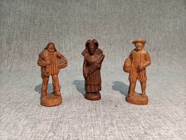 Trois sujets en terre cuite dans le gout de l’ISLE ADAM. Haut : 1