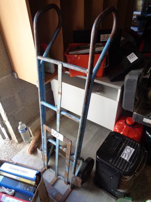 un chariot posé par terre à côté d'une pile de livres