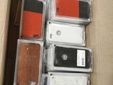 beaucoup de téléphones portables dans une boîte posée par terre
