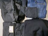 un costume, une cravate et un jean posés sur une table