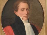 portrait d'un homme vêtu d'un manteau rouge et d'une veste noire