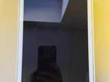 une personne en train de prendre une photo d'un iPad accroché au mur