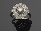 une bague Art déco sertie d'un groupe de diamants