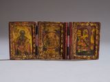 deux petites plaques en bois ornées de motifs dorés et rouges