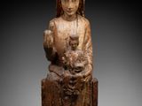 une statue en bois représentant une femme tenant un enfant