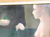 un tableau représentant une femme tenant un téléphone portable à la main
