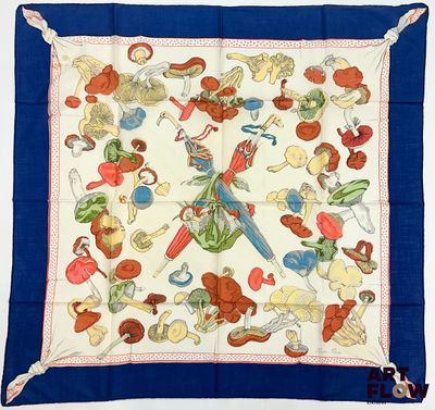 une photo d'un foulard carré bleu et blanc orné d'animaux et d'oiseaux