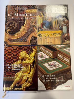 deux livres posés sur une table surmontée d'une statuette en or
