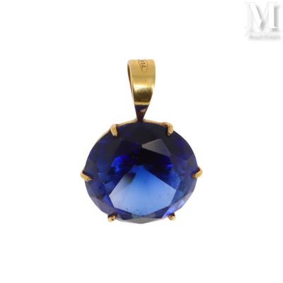 un gros plan d'un pendentif en pierre bleue sur fond blanc