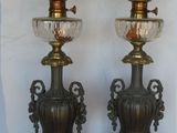 deux lampes placées l'une à côté de l'autre sur une table