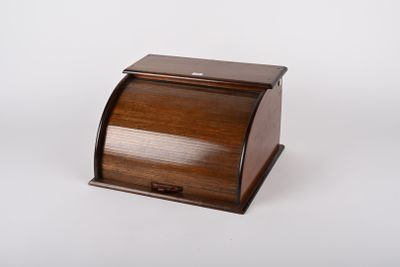 boîte en bois marron avec un couvercle, sur fond blanc