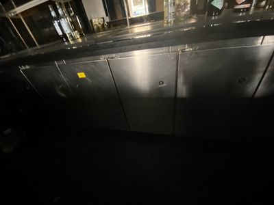 un comptoir en métal sur lequel sont posées plusieurs bouteilles